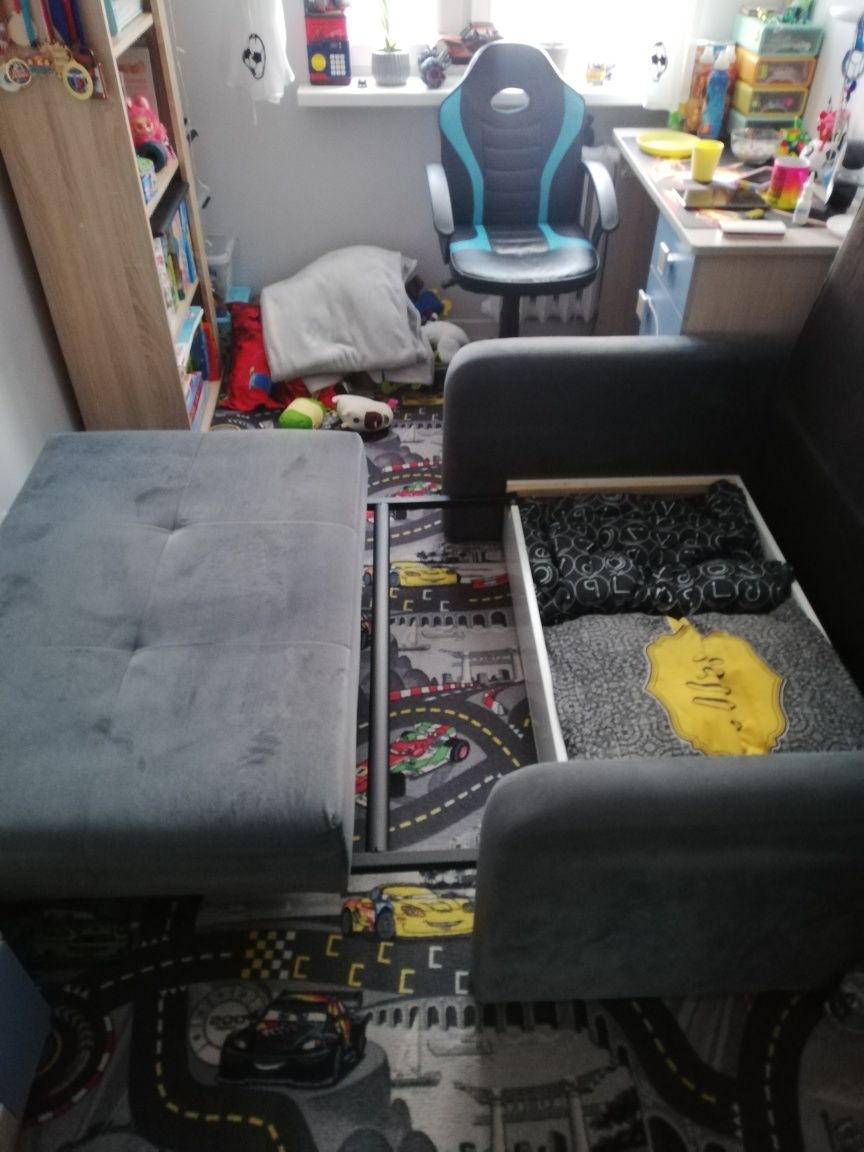 Piękna sofa dwuosobowa z funkcją spania