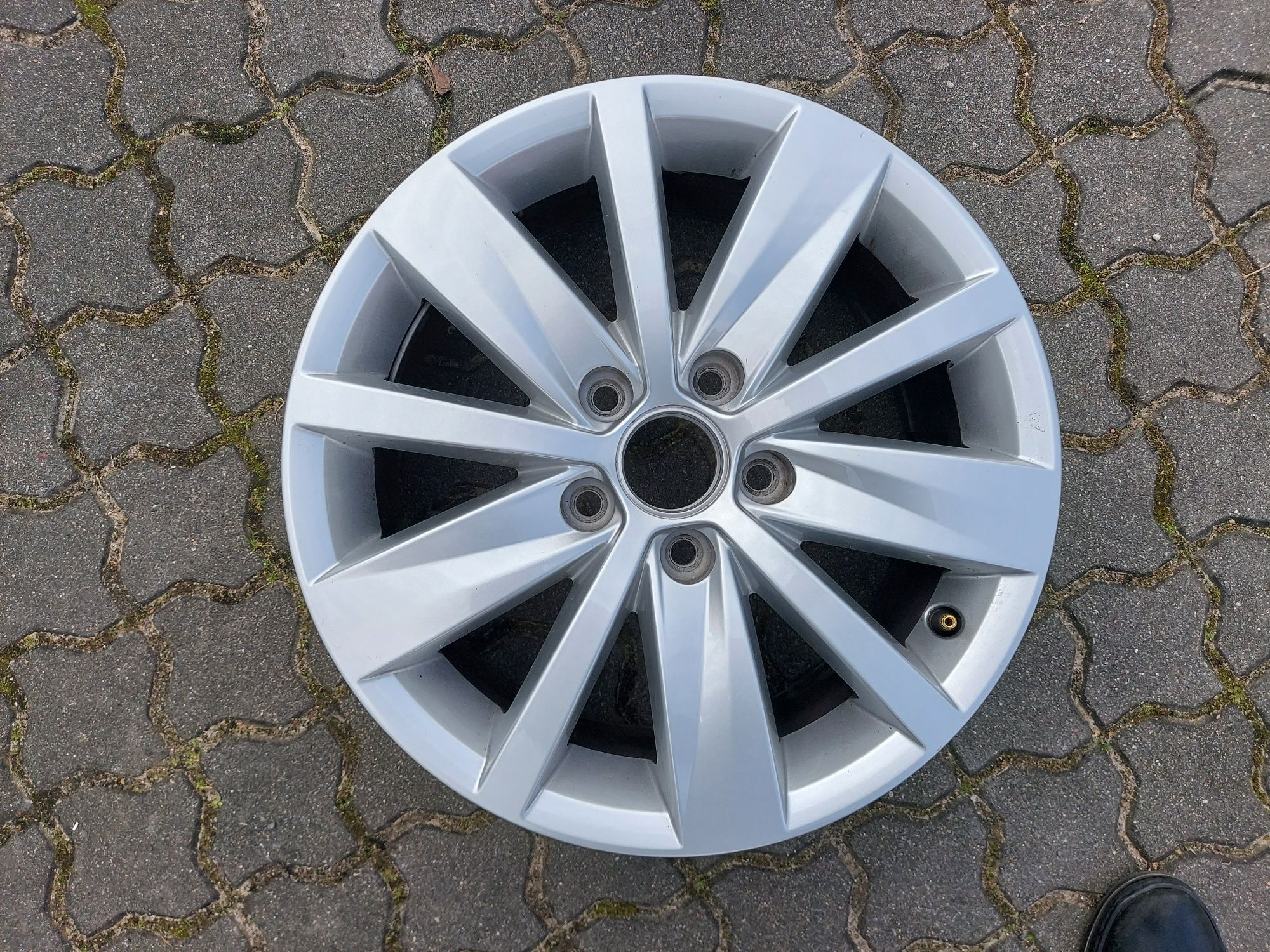 Felgi aluminiowe 16" Volkswagen 3AA 601 025 ładne