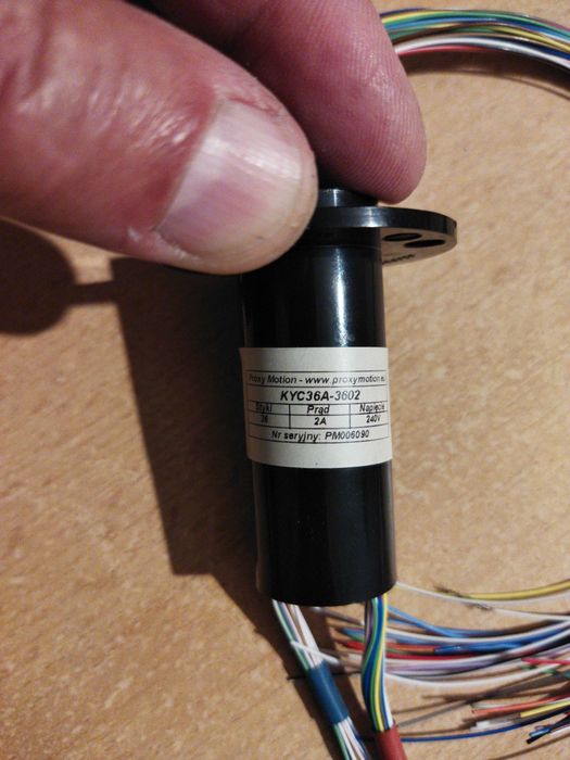 Złącze elektryczne obrotowe z przewodem KYC36A-3602, 2A