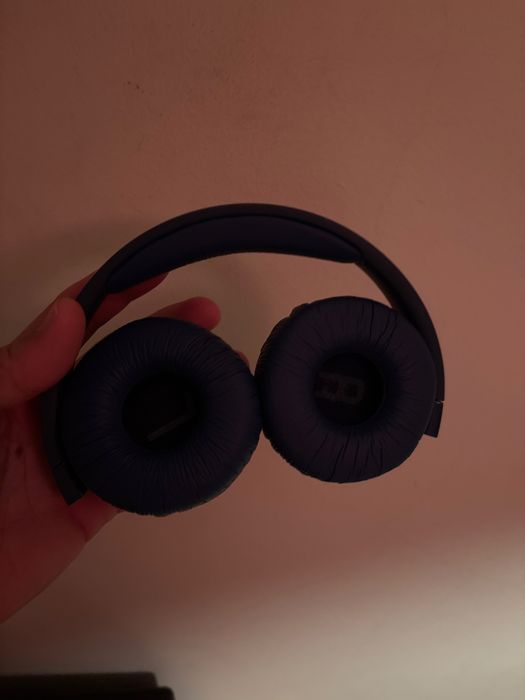 Headphones JBL Tune 660NC.