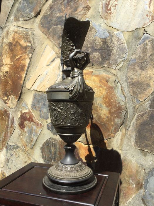 Jarrão em metal do séc XIX Anjos e Mascarões 59 centímetros 5,8 kg