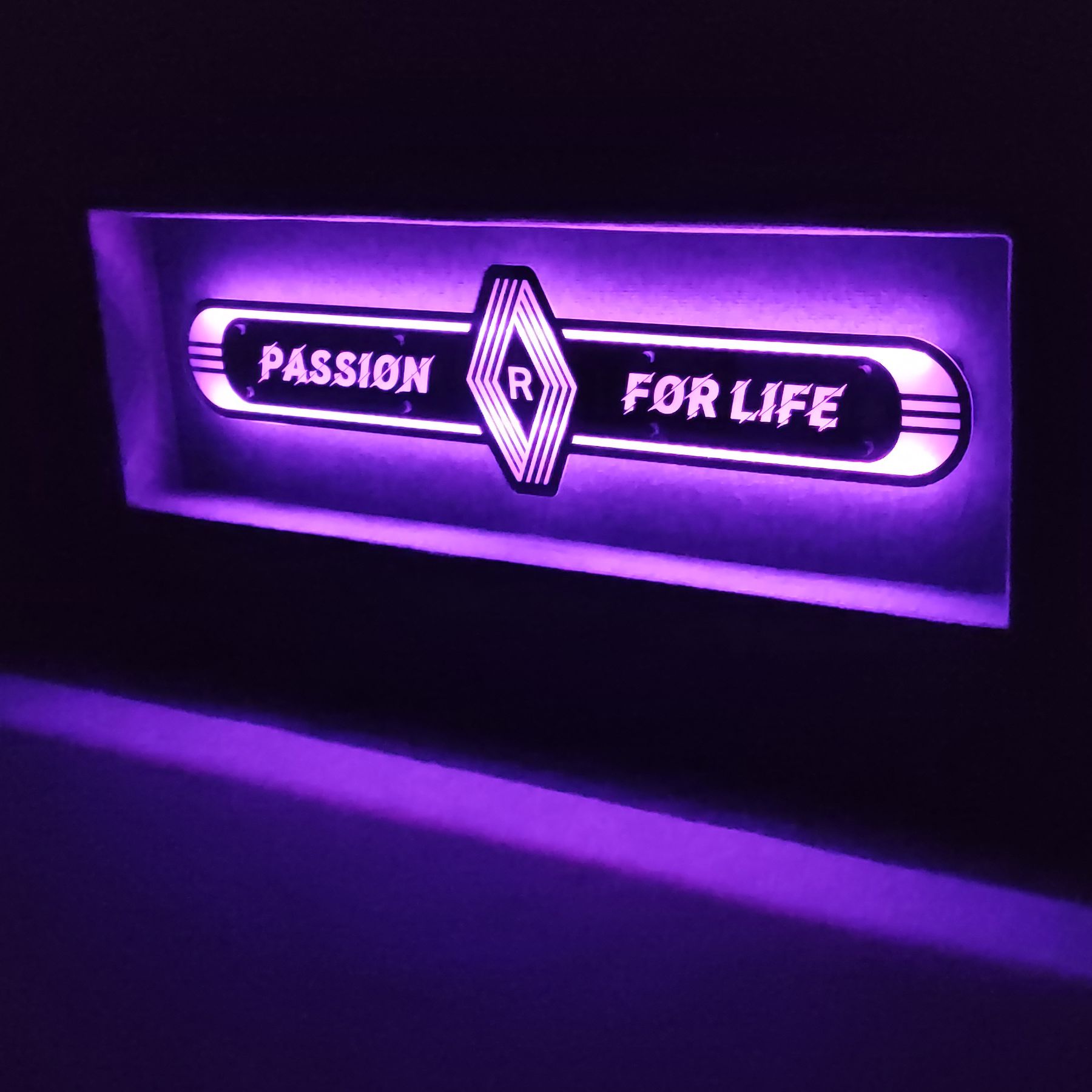 Renault Lustro LED na tylną ścianę, Passion for Life R01-RGB