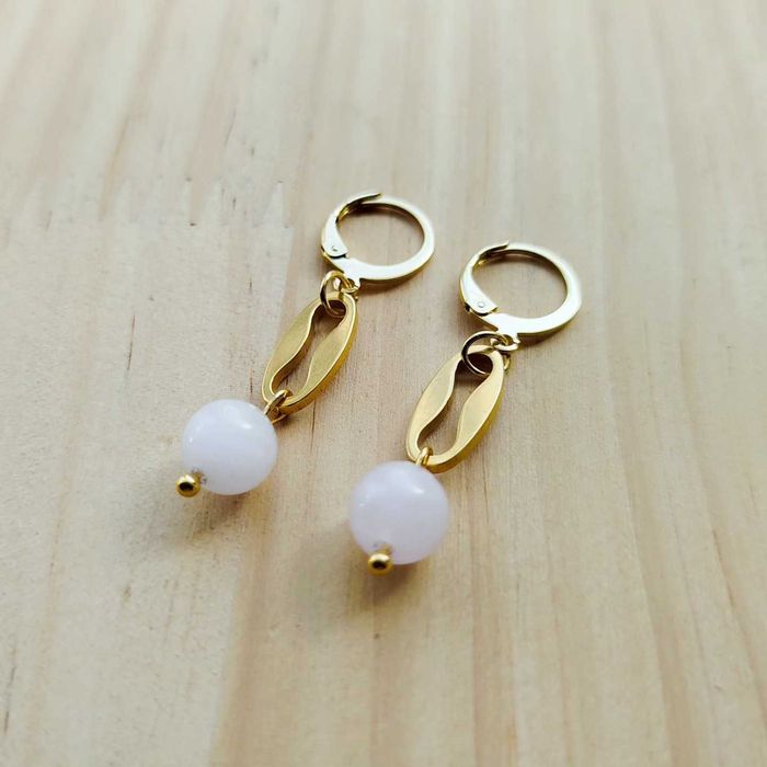 Brincos em aço dourado com Quartzo Rosa