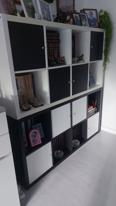 2 Móveis com prateleiras e portasbranco e preto