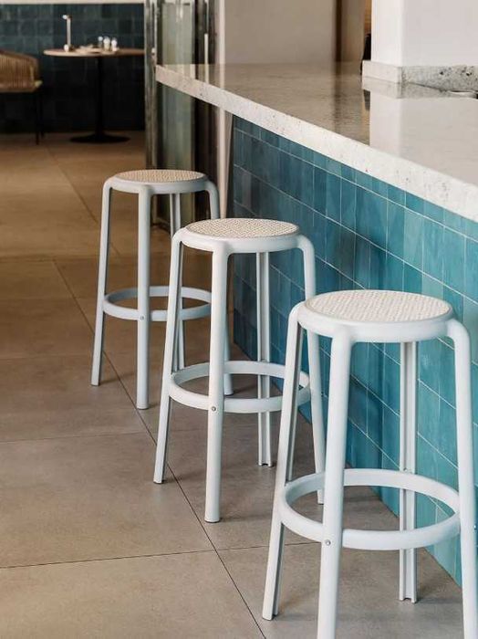 Bancos altos para cozinha ou jardim, NOVOS, empilháveis