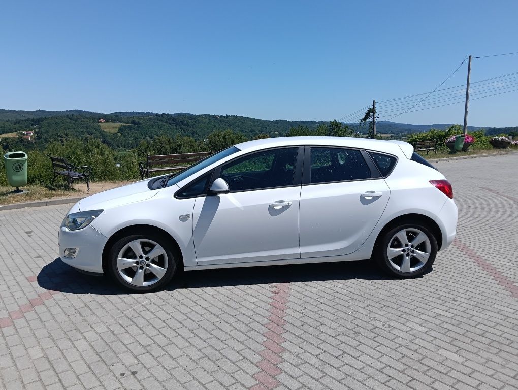 Opel Astra 1.4 Turbo 2010 rok