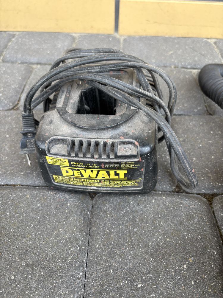 Wkrętarka i lampa De Walt na baterie