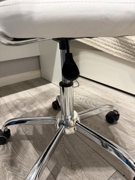 Krzeslo obrotowe, białe, ekoskóra,