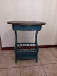 Mesa de apoio azul e castanho