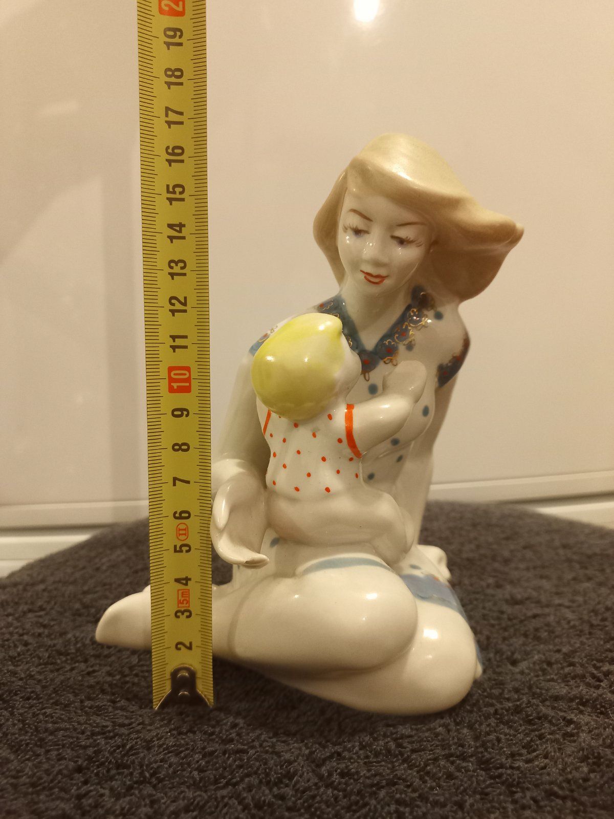 Porcelanowa figurka Matki z dzieckiem.