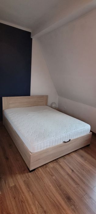 Rama łóżka ze stelażem i pojemnikiem