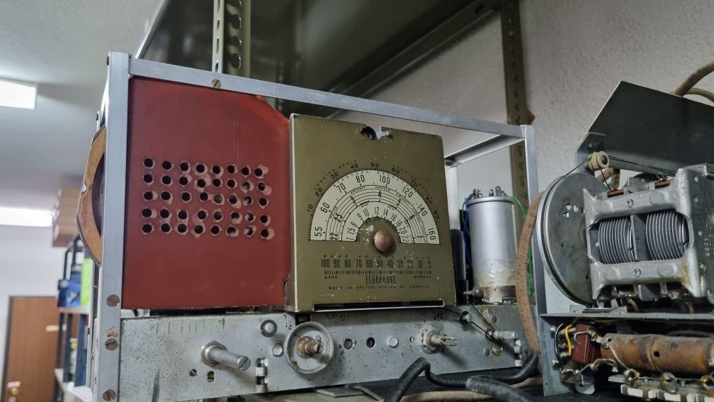 Rádio antigo a válvulas a funcionar
