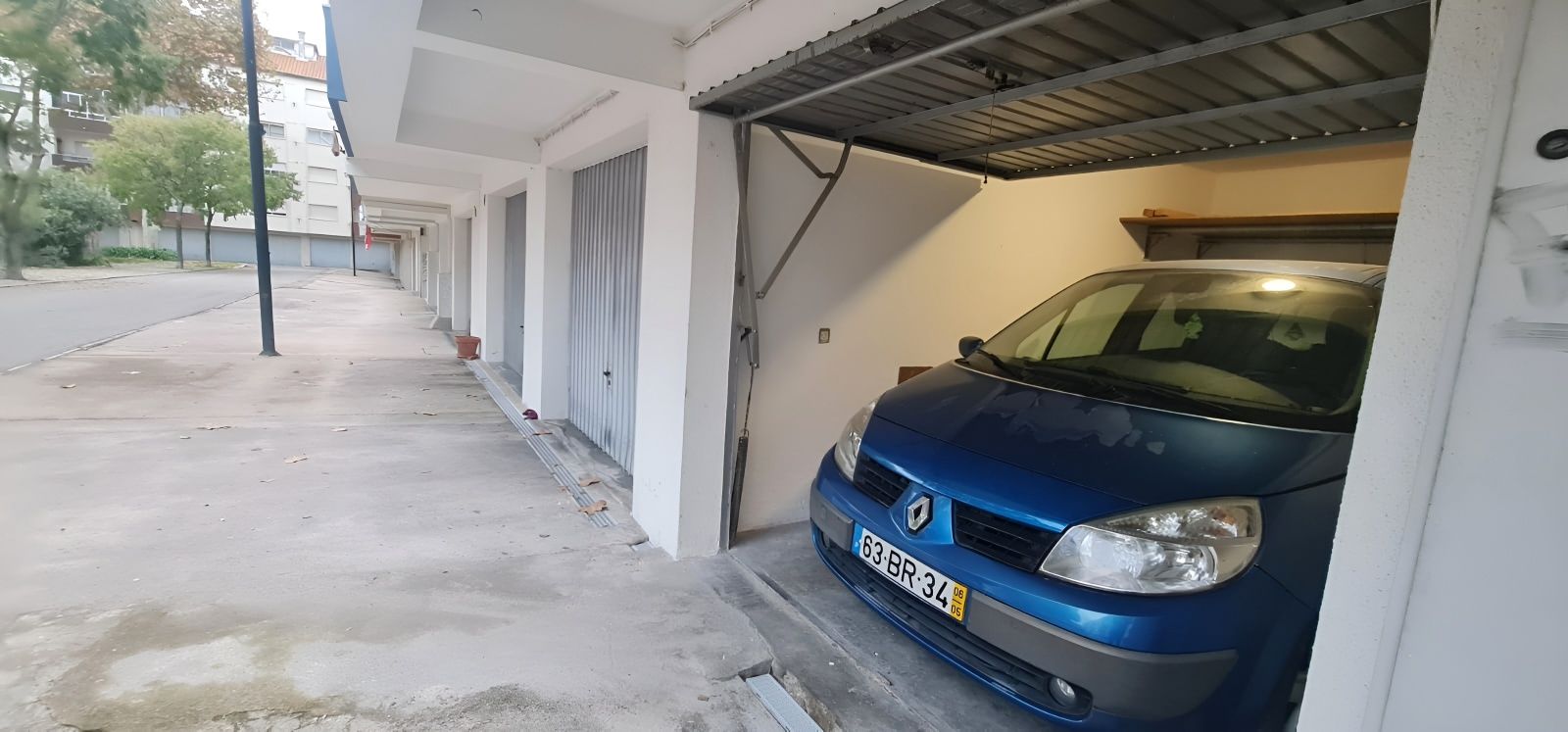 Garagem com saída direta para a rua. Entroncamento.