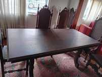 Movel e mesa com cadeiras
