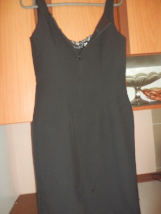 черное платье с вышивкой