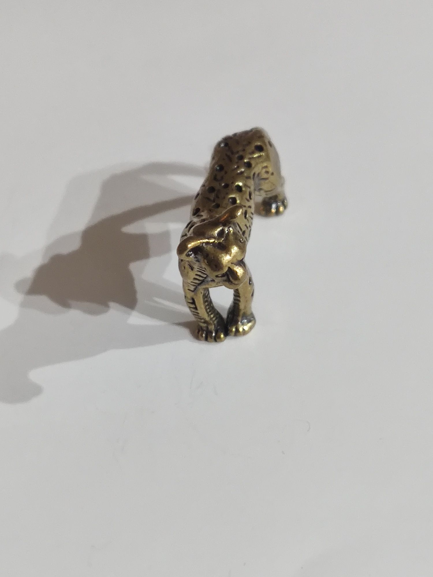 Figurka metalowa mosiądz kot puma długość 4,5 cm