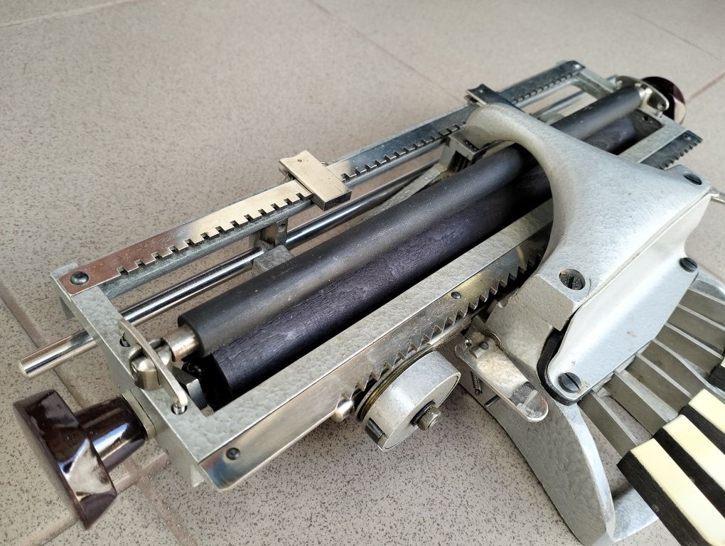 Пишущая машинка для печати по Брайлю