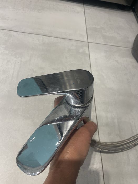 Змішувач води для умивальника