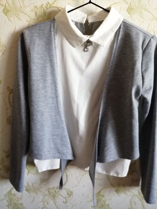 Кофта-блуза з брошкою