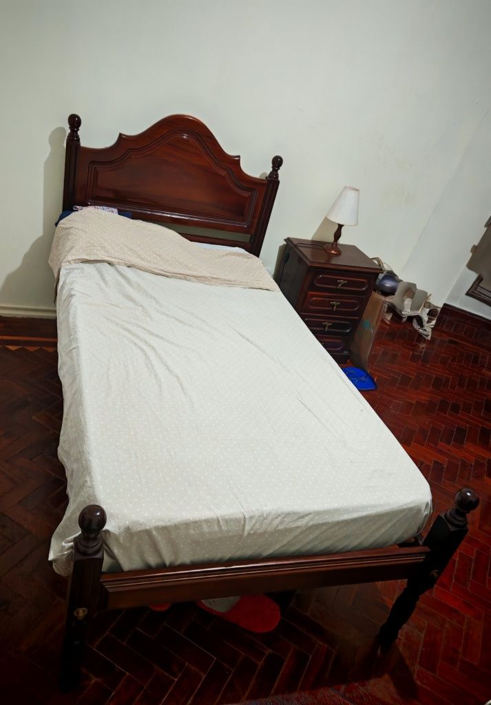 Cama de madeira maciça
