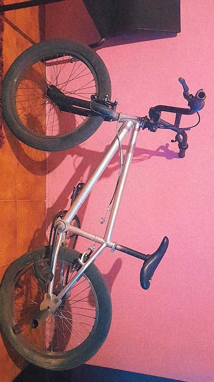 Bicicleta BMX, com sistema de girar o volante