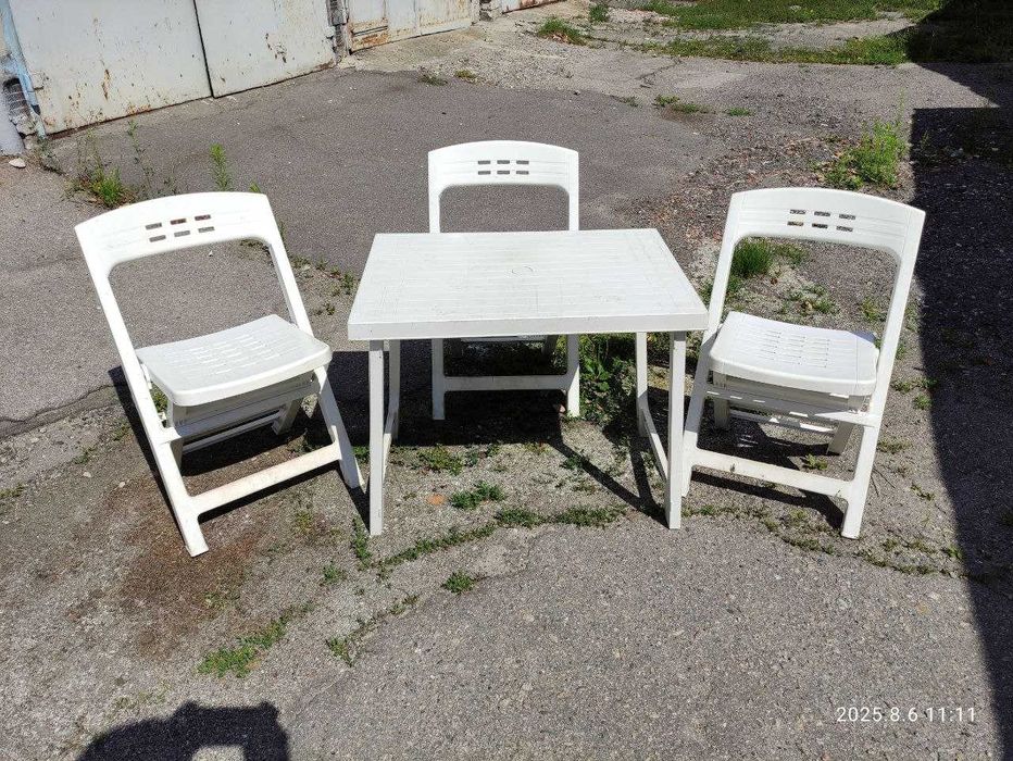 Комплект раскладных пластиковых стульев и зонт .