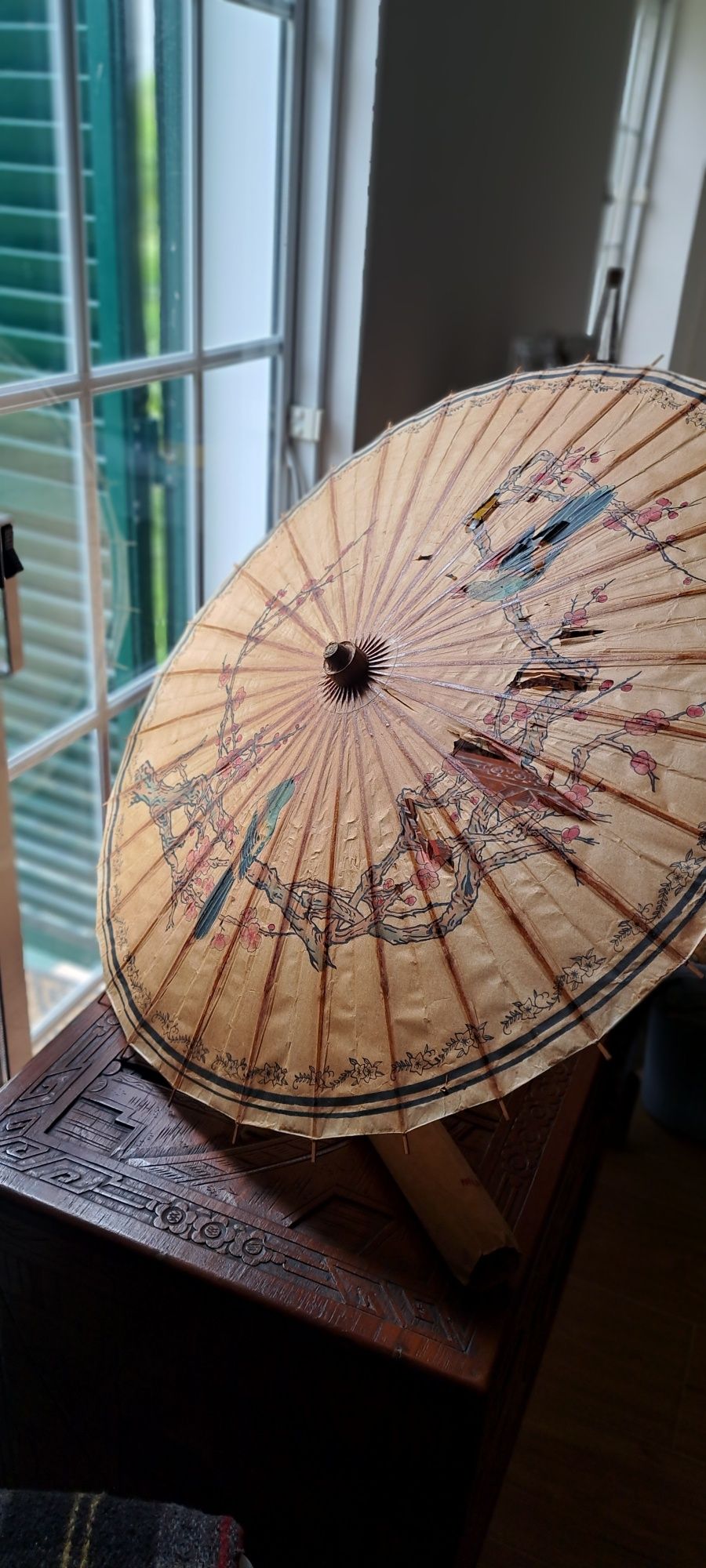 Decoração chinesa, chapéu de chuva chinês e quadro.