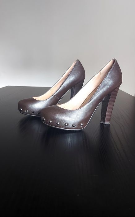 Sapatos de salto alto.