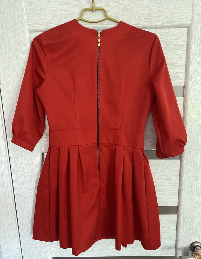 Святкова сукня, червоного кольору