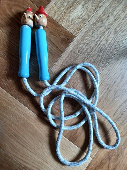 Corda de saltar com o pinoquio e cabo de madeira