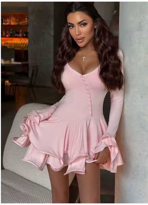 Рожева сукня з рюшами