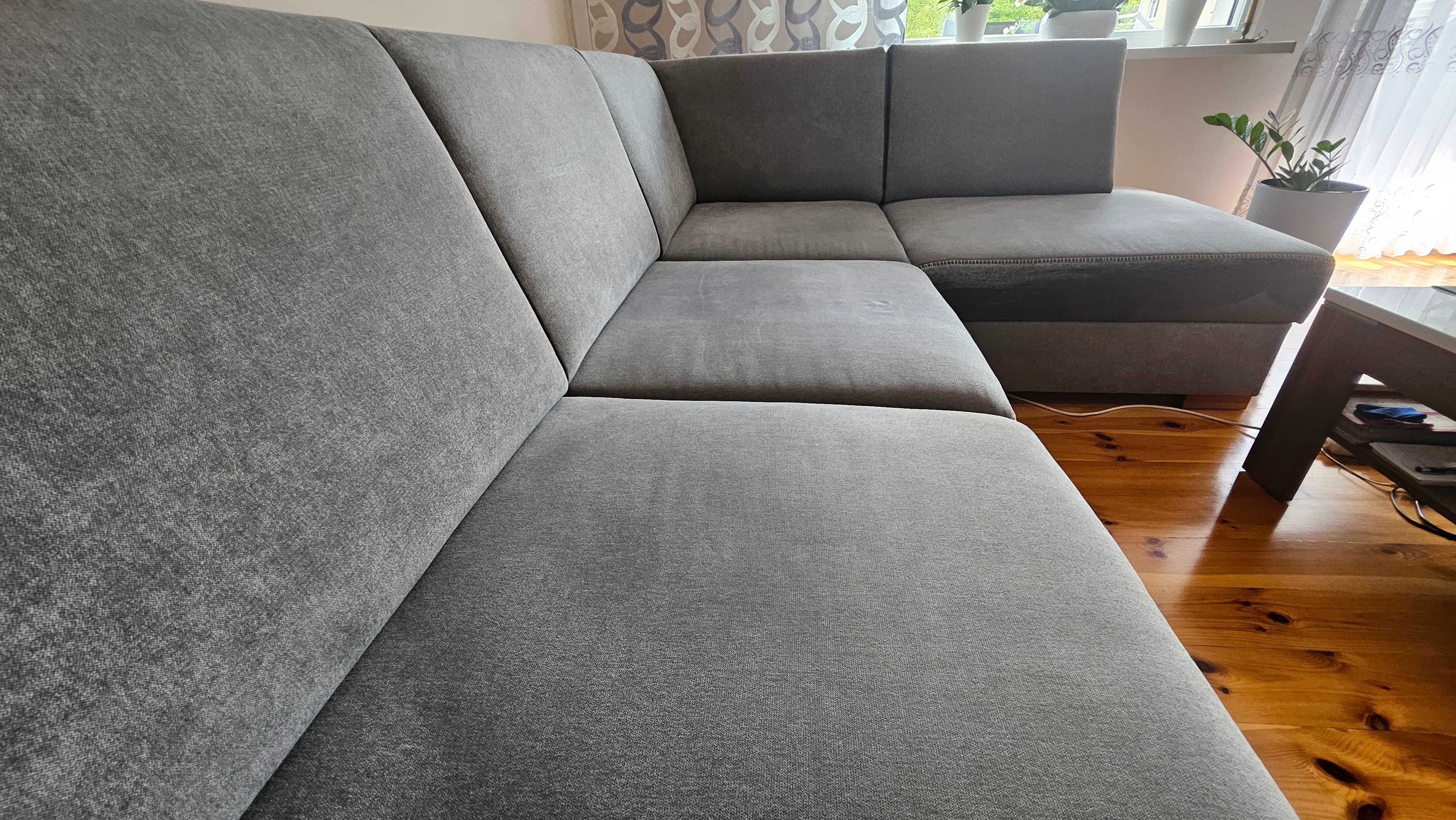 Sofa narożna z funkcją spania.