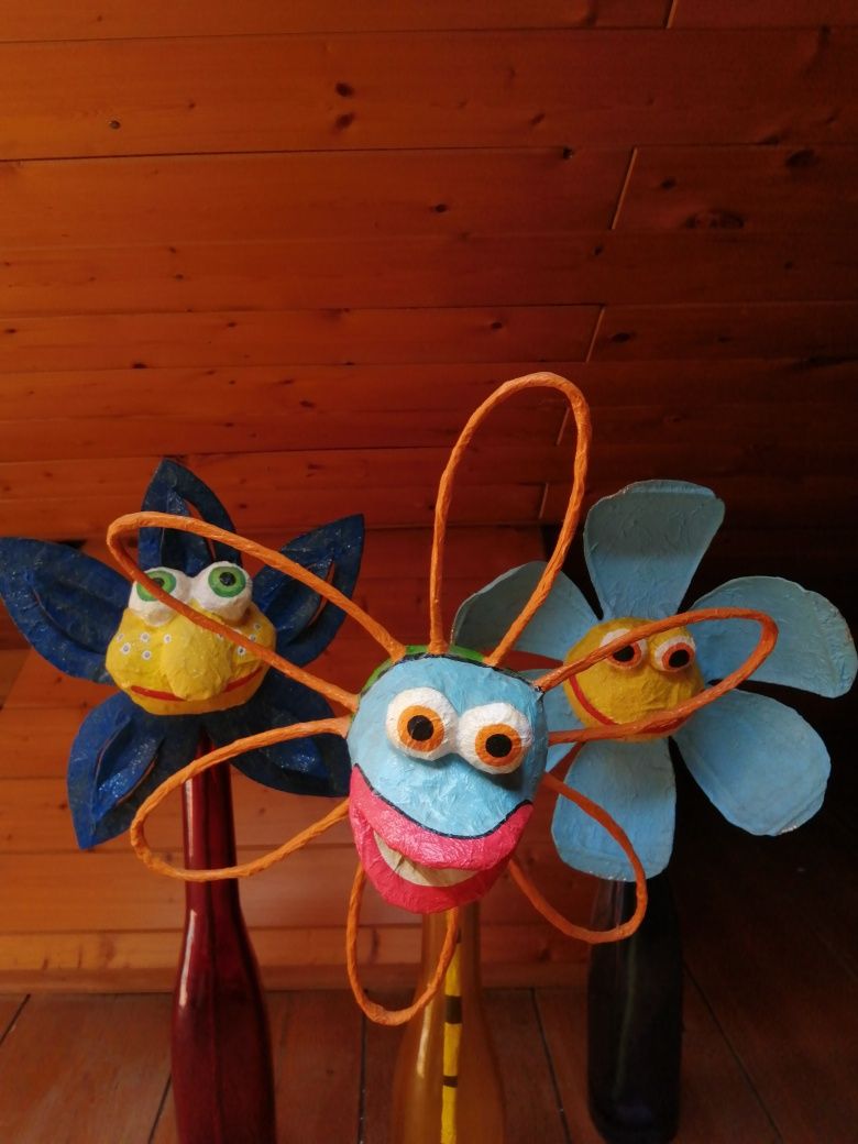 Flores e "bicho" em papier-mâché