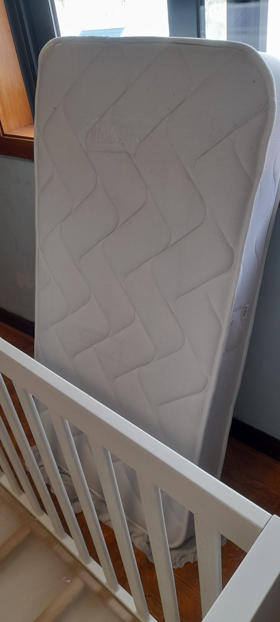 Cama bebé usada com colchão novo