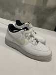 Tenis Nike branco com cinza, usado apenas duas vezes e em otimo estado