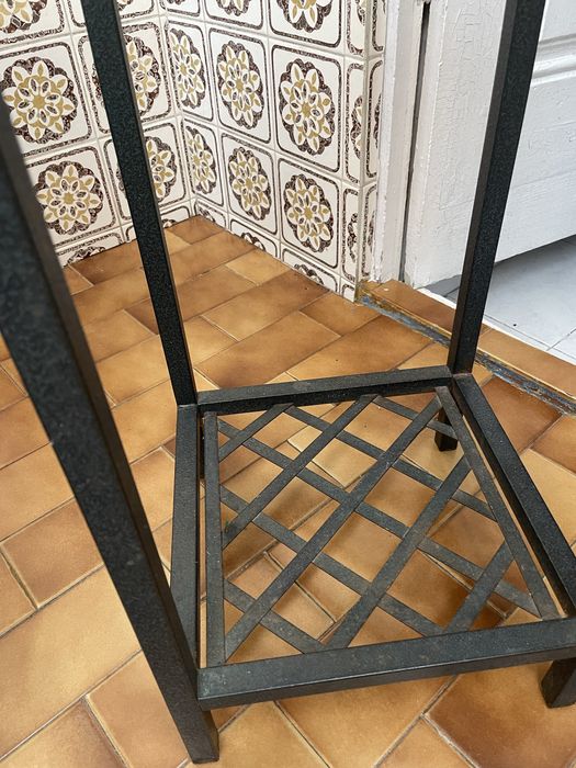 Conjunto estante, espelho e mesa de apoio em ferro