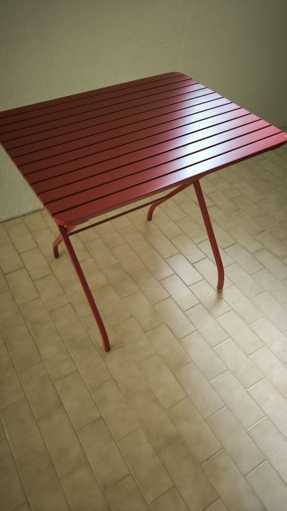 Mesa em muito bom estado