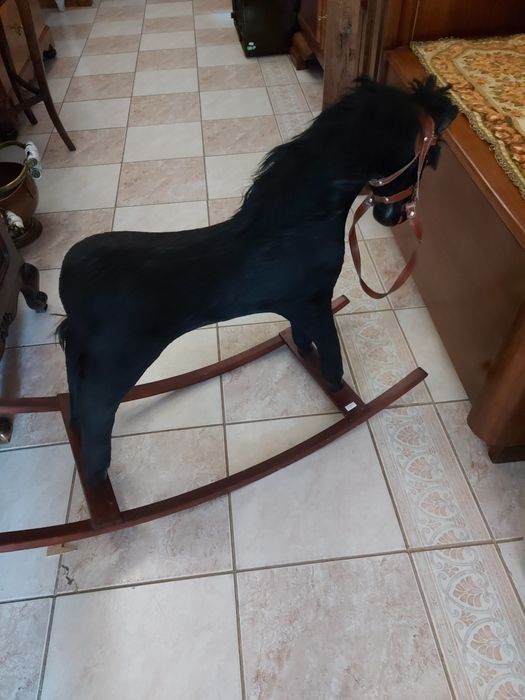 Przedwojenny konik na biegunach.