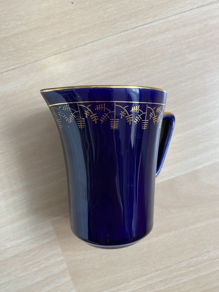 Porcelanowy granatowy dzbanek z przykrywką i dzbanuszek na mleko