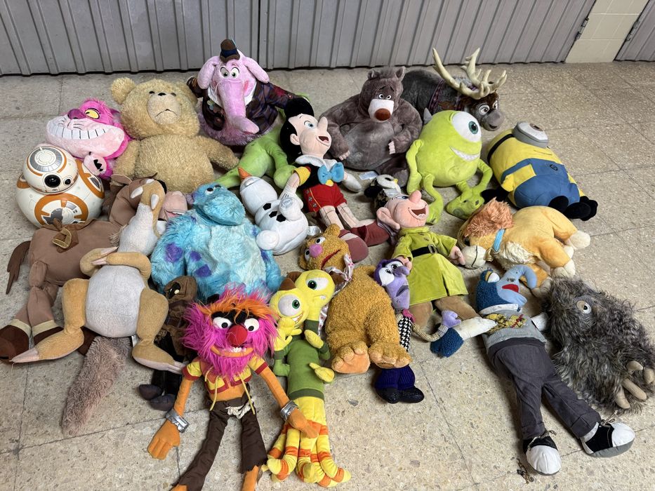 Cerca de 25 bonecos Disney Originals