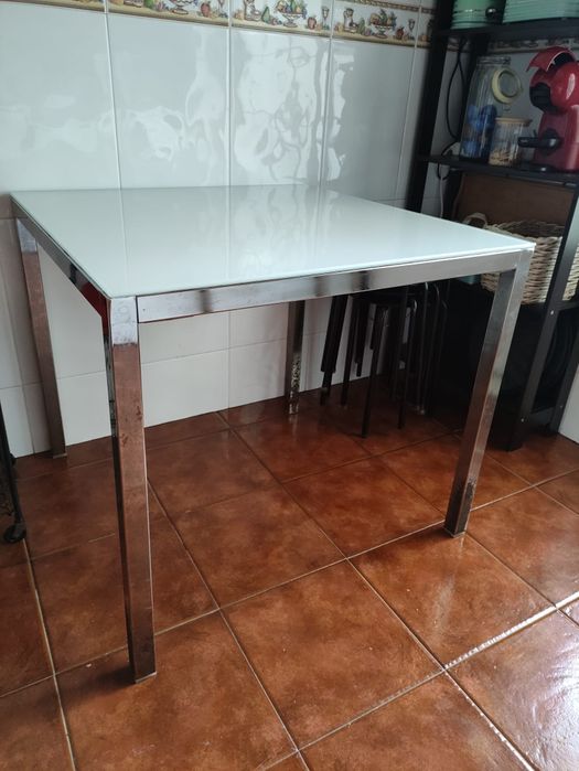Mesa de cozinha em vidro