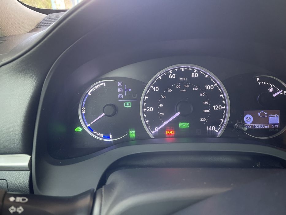 Продаю Лексус СТ200Н 2014