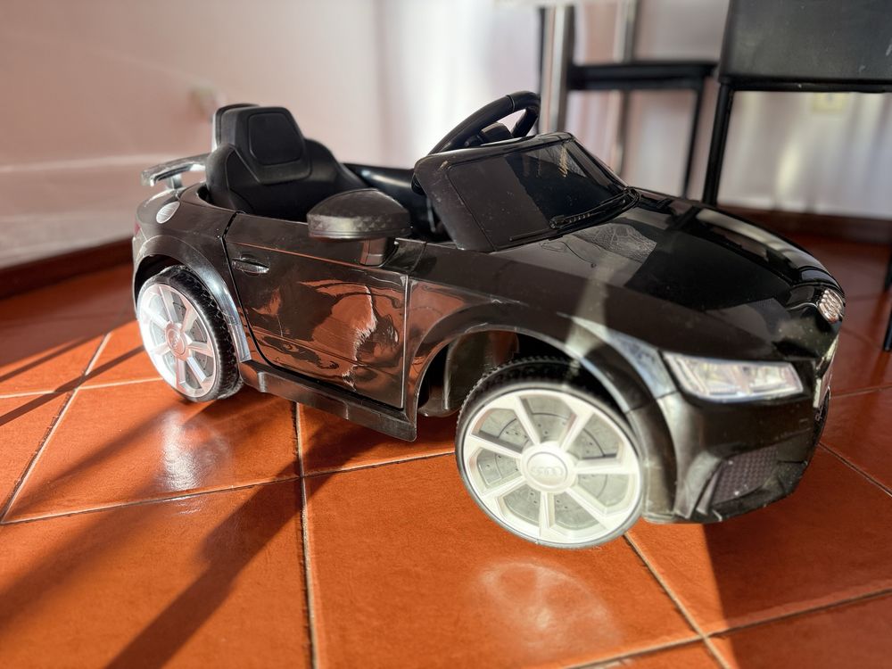 Carro brinquedo a bateria Audi TT RS