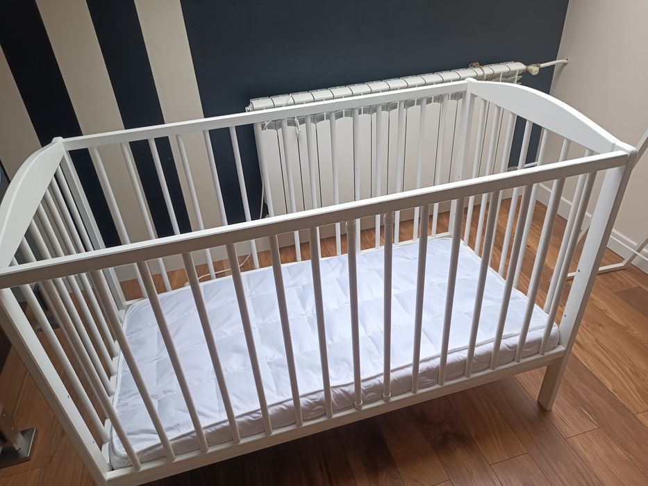 Łóżeczko białe drewniane z materacem  polecam