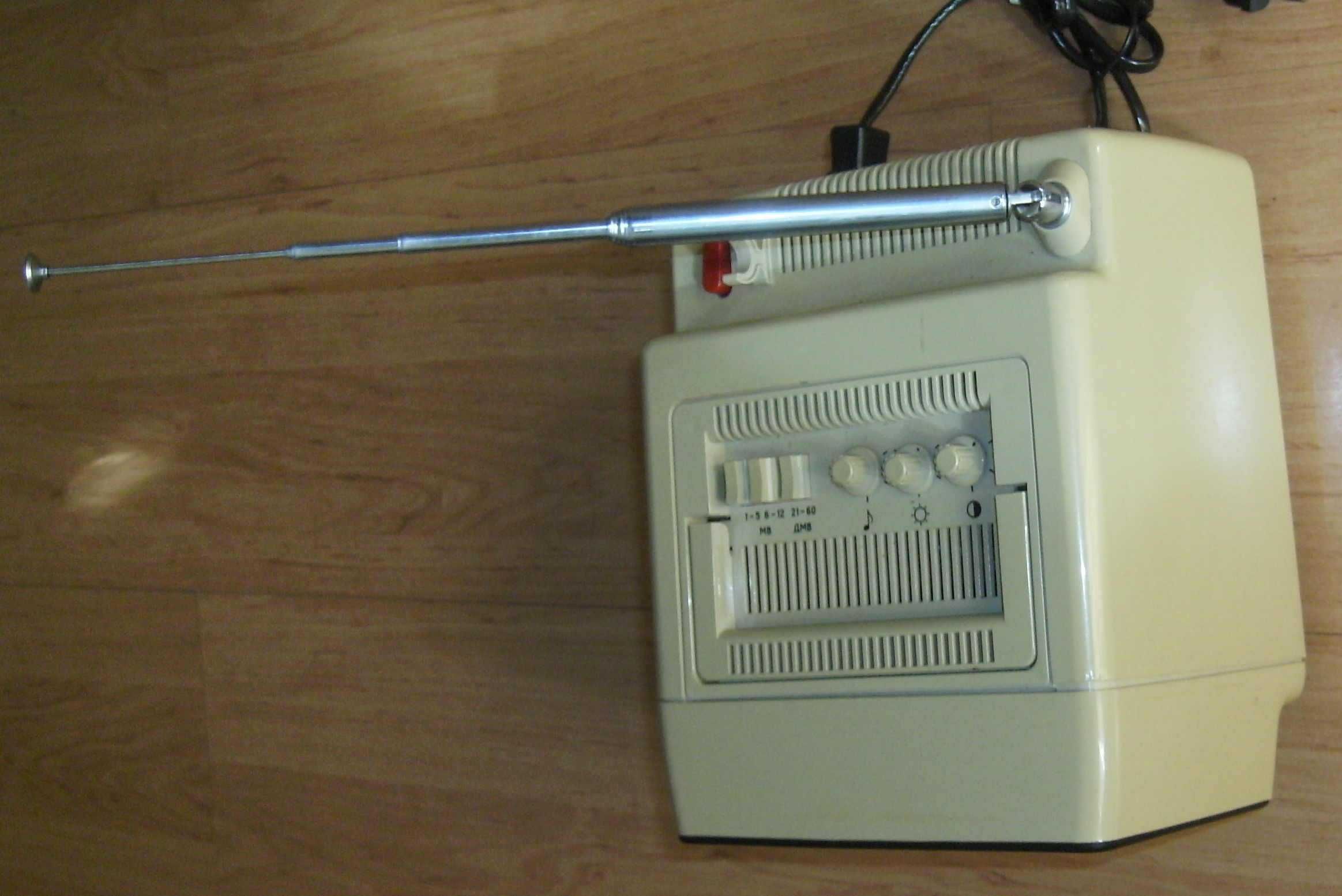 Stary telewizor kineskopowy Elektronika 409 A- działa