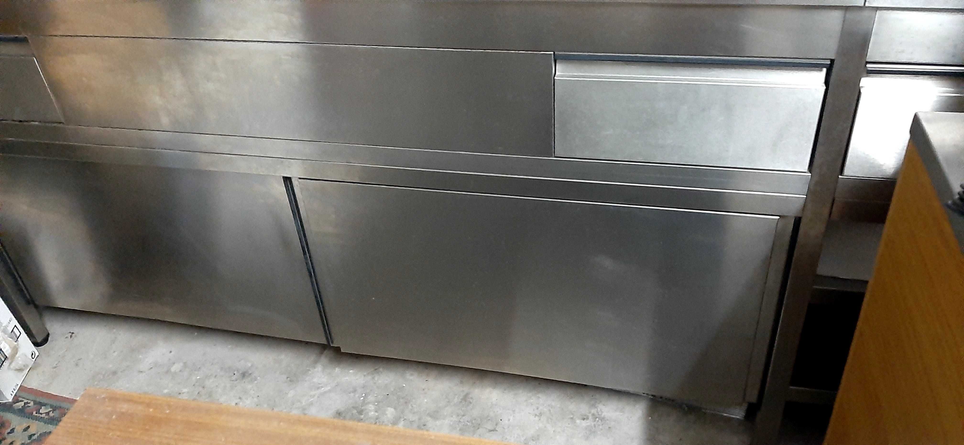 Bancada de inox, com 4 portas e 4 gavetas.