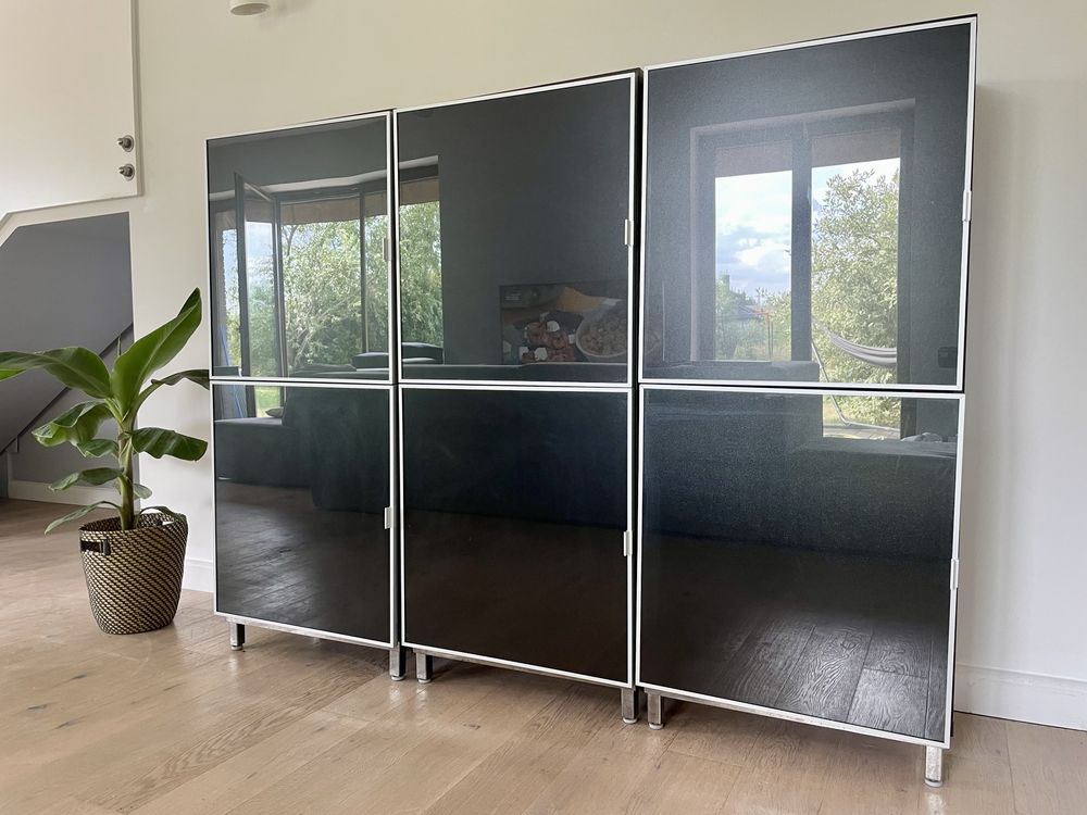 Wysoka (139 cm) czarna komoda, witryna, regał Ikea, przeszklona