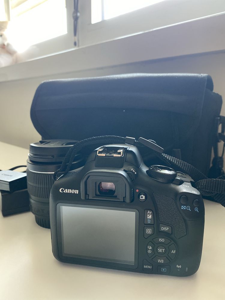 Canon DSLR 2000D com objetiva 18-55mm, bateria, carregador e mala