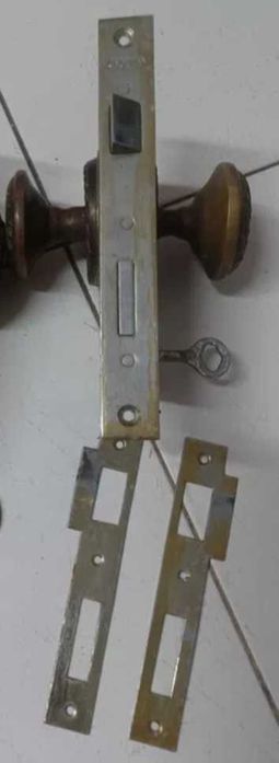 Puxador em latão antigo com fechadura e chave