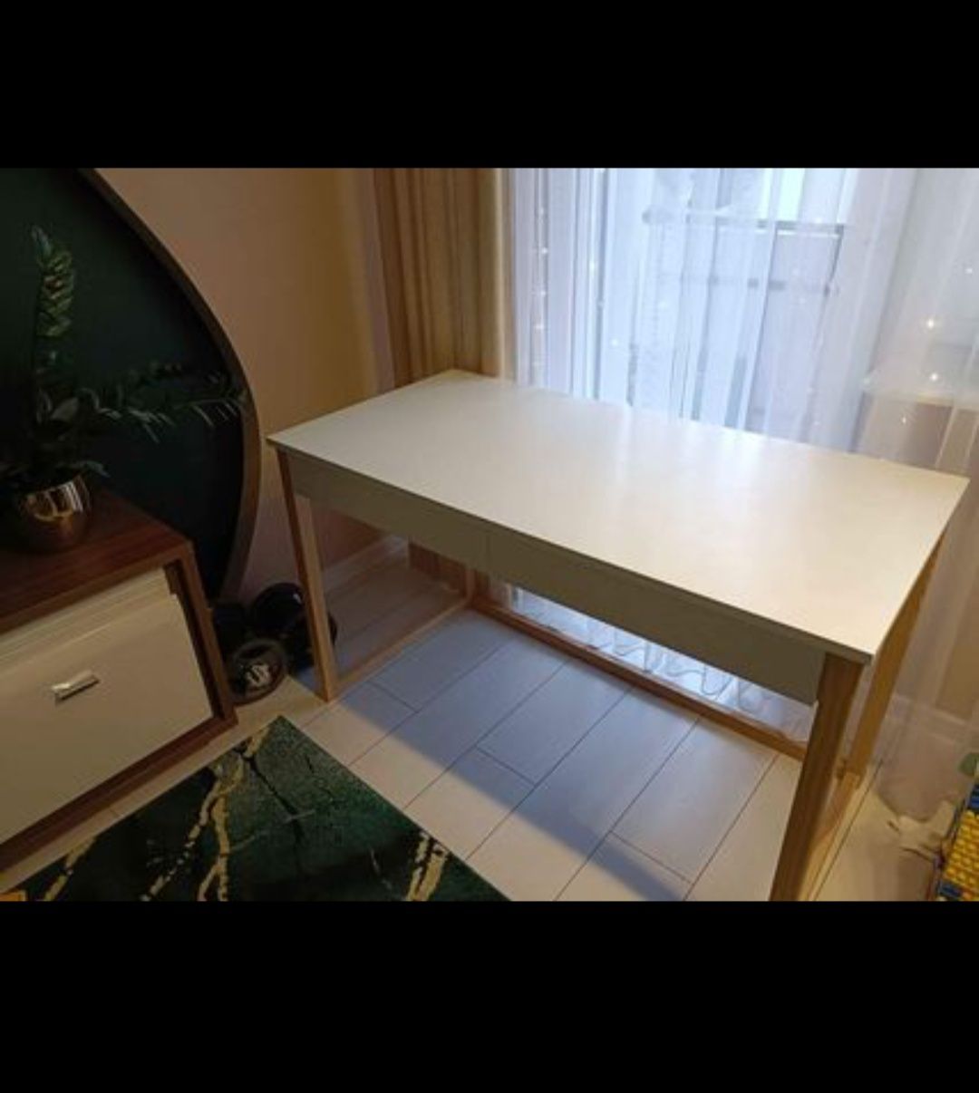 Białe biurko z szufladami